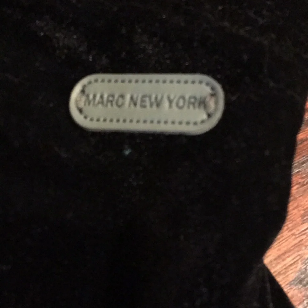 Single Marc New York right velvet glove